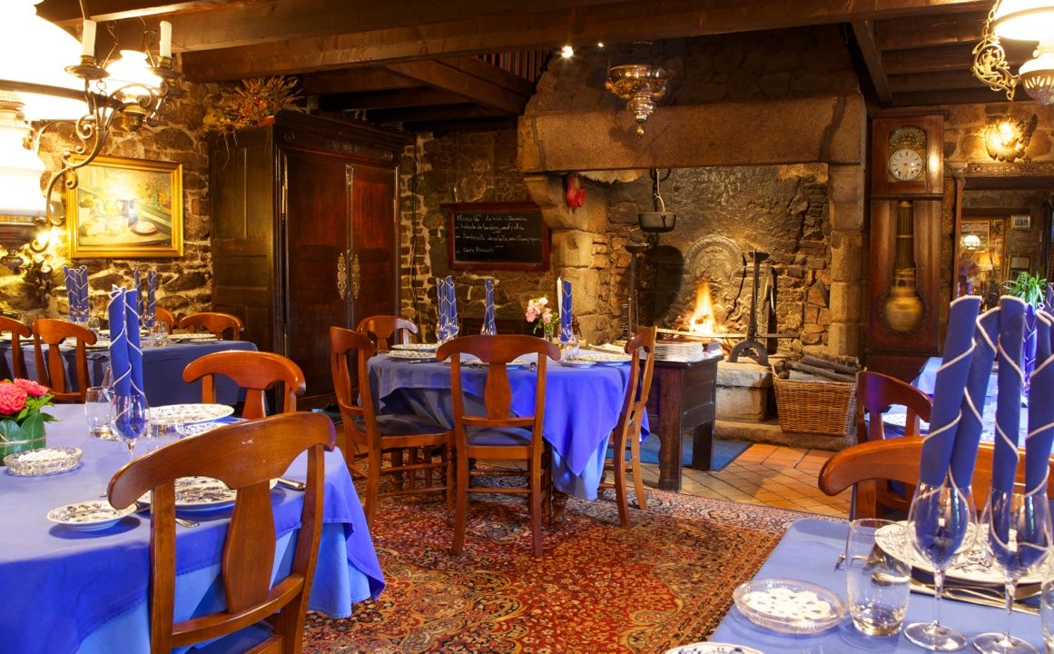Stone reception room set for a wedding at Relais Saint-Aubin in Erquy, Brittany