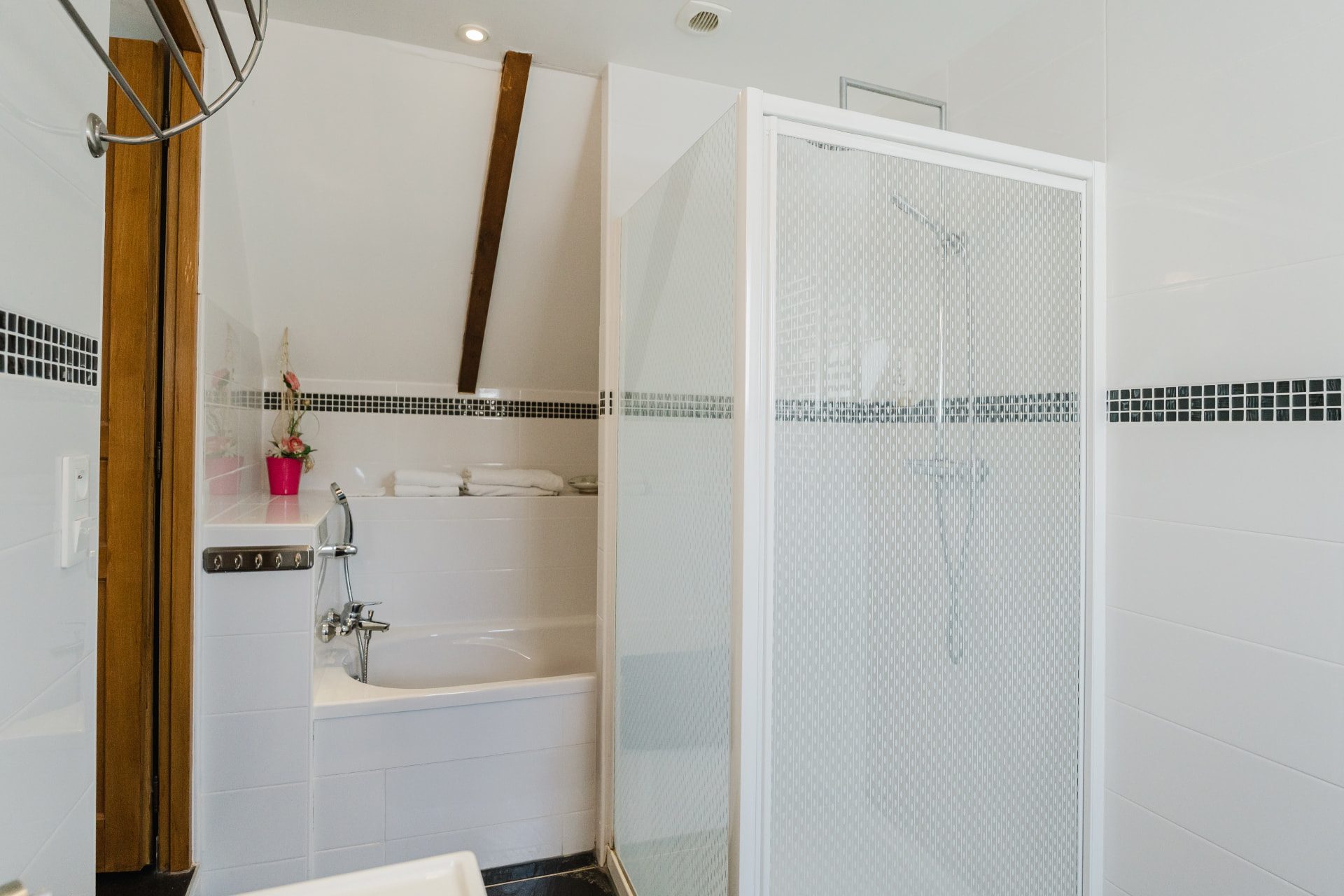 Baignoire et cabine de douche de la salle de bains de la Chambre Confort