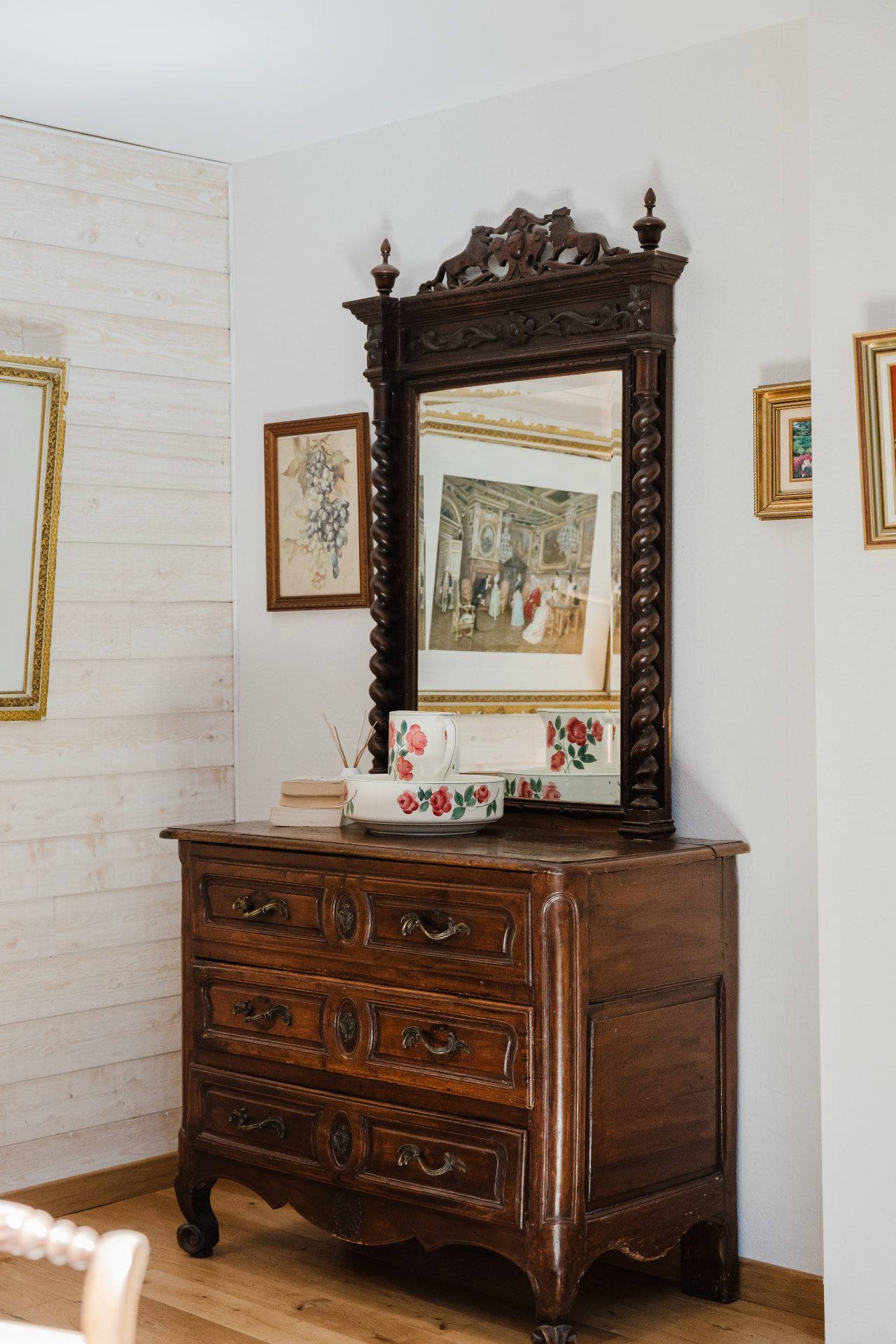 Commode bretonne et lambris clair dans la Chambre Confort du Relais Saint-Aubin