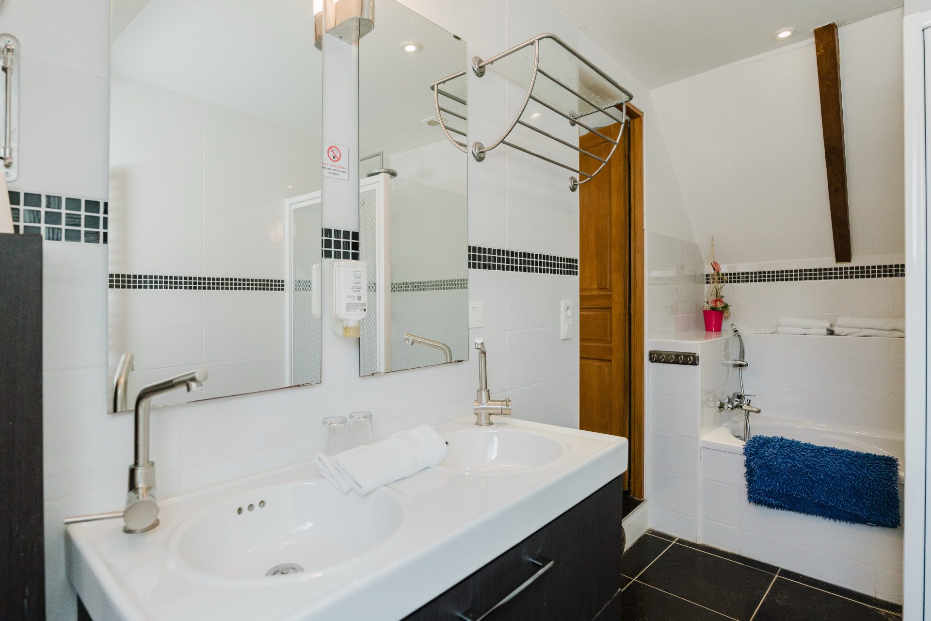Salle de bains privative avec double vasque et baignoire de la Chambre Confort