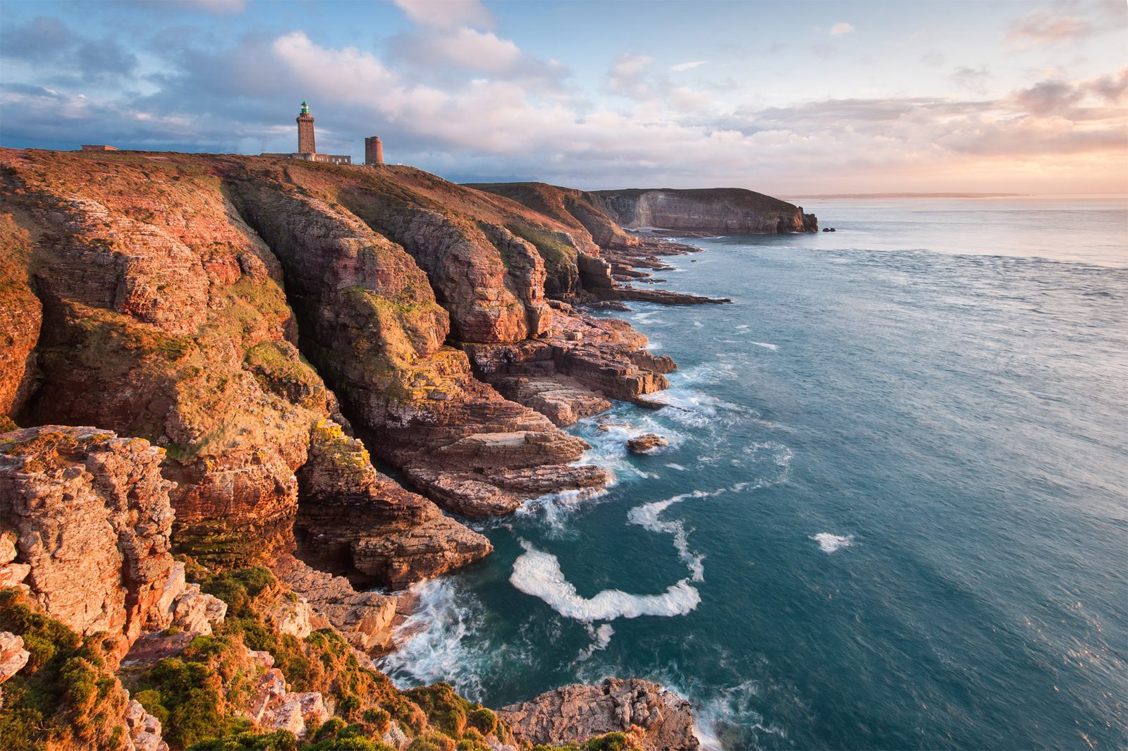 Le phare du Cap Fréhel au-dessus des falaises et de la lande