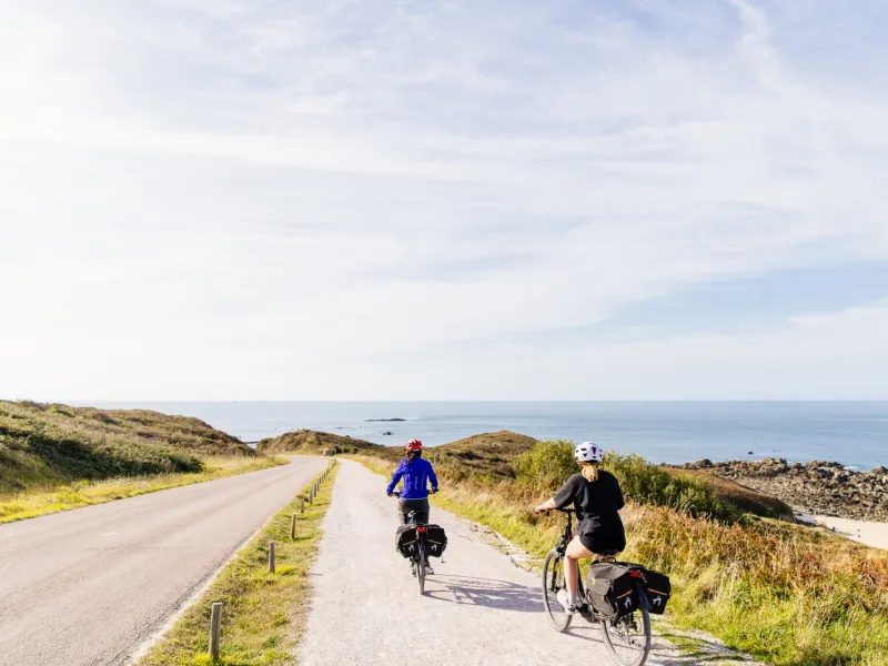 Deux cyclistes sur la Vélomaritime le long de la côte à Fréhel