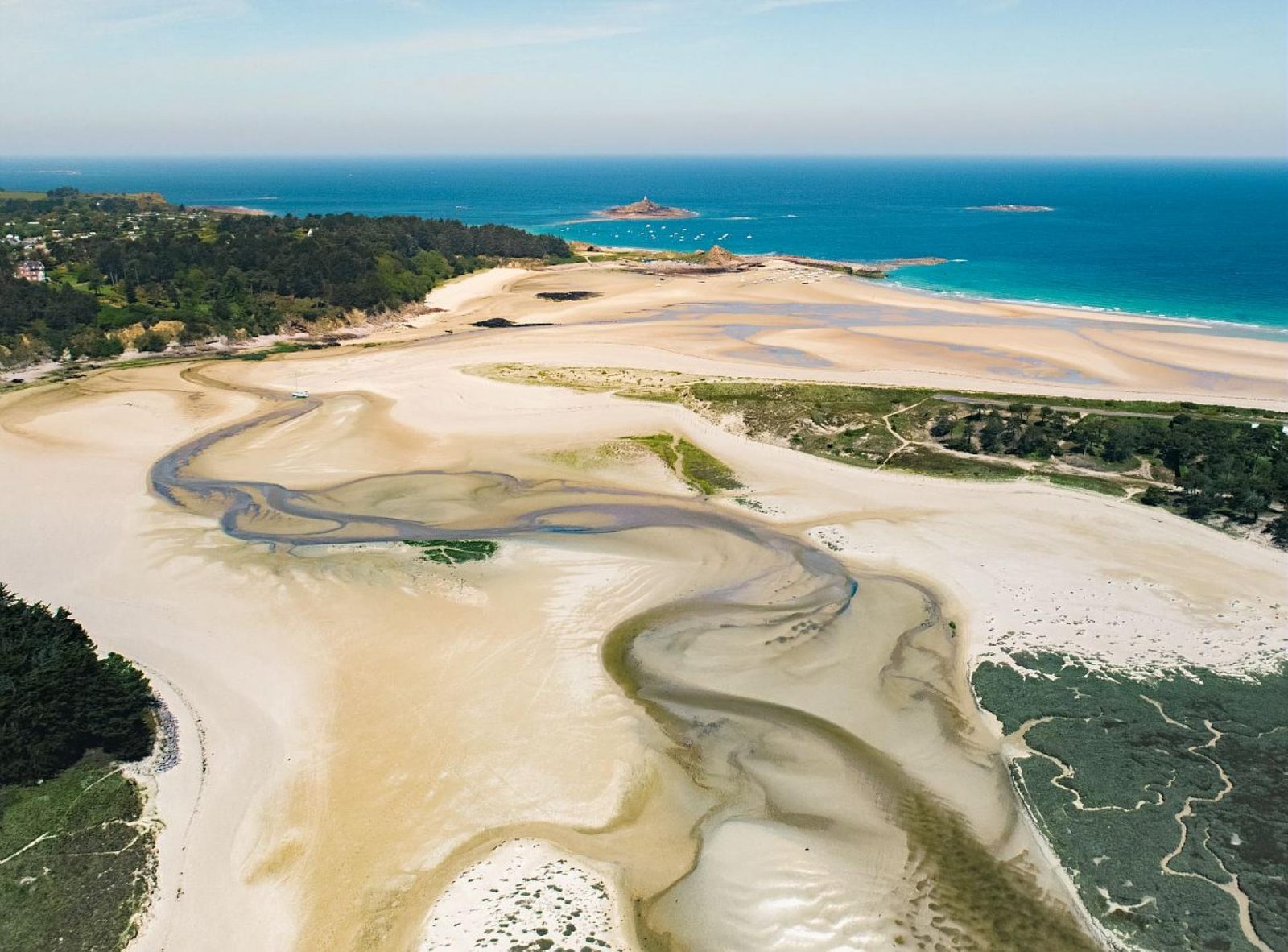La lagune et la grande plage des Sables d'Or les Pins vues du ciel