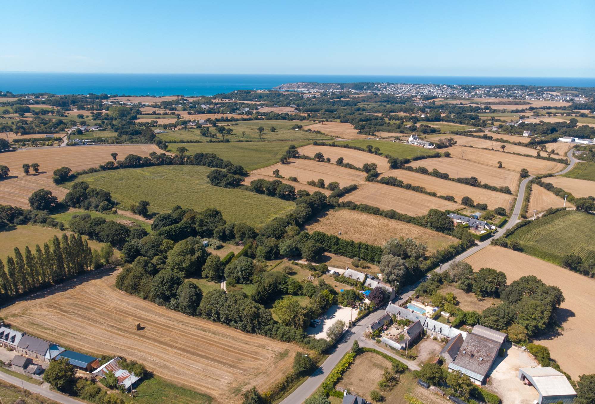 Vue aérienne de la maison et de ses dépendances en pierre à Erquy